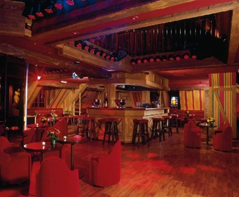 le-pacha-club-noe-bar-interieur-salle.jpg